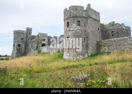 Carew, Castle,Carew Castle, (Walisisch: Castell Caeriw) ist, a, Castle, in, die, Zivilpfarrei, of, Carew in, Pembrokeshire, Wales. Die berühmte Familie Carew, die ihren Namen von diesem Ort hat, besitzt das Schloss noch immer und vermietet es an den Pembrokeshire Coast National Park, für die Verwaltung.Pembrokeshire, West, Wales, Welsh, GB, Großbritannien, Großbritannien, Großbritannien, Großbritannien, Großbritannien, Großbritannien, Großbritannien, Stockfoto