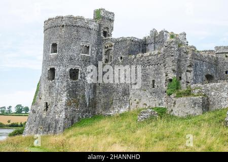 Carew, Castle,Carew Castle, (Walisisch: Castell Caeriw) ist, a, Castle, in, die, Zivilpfarrei, of, Carew in, Pembrokeshire, Wales. Die berühmte Familie Carew, die ihren Namen von diesem Ort hat, besitzt das Schloss noch immer und vermietet es an den Pembrokeshire Coast National Park, für die Verwaltung.Pembrokeshire, West, Wales, Welsh, GB, Großbritannien, Großbritannien, Großbritannien, Großbritannien, Großbritannien, Großbritannien, Großbritannien, Stockfoto