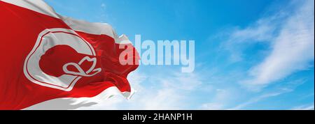 Flagge von Calgary, Alberta, Kanada bei bewölktem Himmel bei Sonnenuntergang, Panoramablick. Kanadisches Reise- und Patriot-Konzept. Platz zum Kopieren für breites Banner. Stockfoto