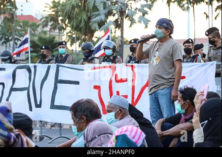 Netzwerk der Chana Rak Thin Gruppe zusammen mit Netzwerkpartnern, die unter der Umsetzung der Politik vor dem Büro der Vereinten Nationen vor dem Regierungsgebäude in Bangkok, Thailand, am 13. Dezember 2021 gelitten haben. Die Forderung nach den Ergebnissen der Fortschritte der Opposition gegen den Bau des Industrieguts Chana und die Antwort der Regierung auf die strategische Umweltprüfung. Sie werden sich über Nacht an der Chamai-Maruchet-Brücke niederlassen und auf die Ergebnisse der Kabinettssitzung morgen warten. (Foto von Adirach Toumlamoon/Pacific Press/Sipa USA) Stockfoto