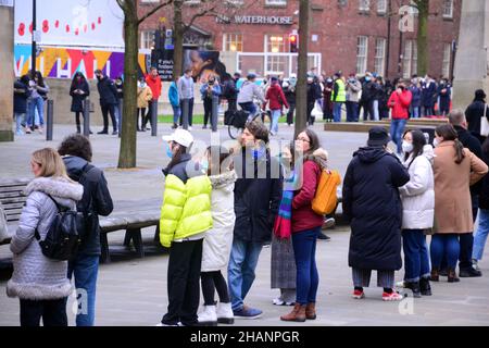 Manchester, Großbritannien, 14th. Dezember 2021. Im Rathaus in Manchester, England, Vereinigtes Königreich, warten sich Menschen für einen Auffrischungsimpfstoff zum Schutz vor Covid-19 oder Covid- oder Coronavirus an. Die britische Regierung hat ein Massenimpfungsprogramm gegen die Omicron Covid-Variante angekündigt. Quelle: Terry Waller/Alamy Live News Stockfoto