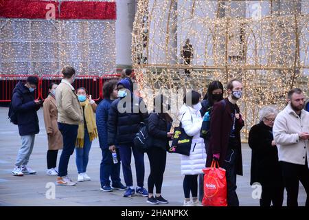 Manchester, Großbritannien, 14th. Dezember 2021. Im Rathaus in Manchester, England, Vereinigtes Königreich, warten sich Menschen für einen Auffrischungsimpfstoff zum Schutz vor Covid-19 oder Covid- oder Coronavirus an. Die britische Regierung hat ein Massenimpfungsprogramm gegen die Omicron Covid-Variante angekündigt. Quelle: Terry Waller/Alamy Live News Stockfoto