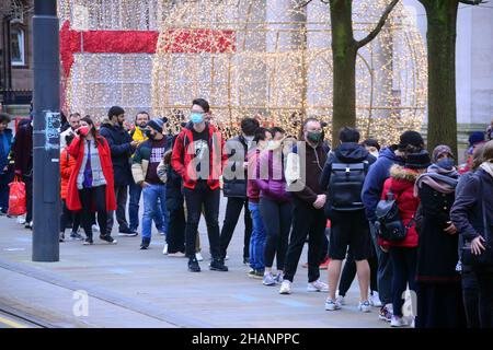 Manchester, Großbritannien, 14th. Dezember 2021. Im Rathaus in Manchester, England, Vereinigtes Königreich, warten sich Menschen für einen Auffrischungsimpfstoff zum Schutz vor Covid-19 oder Covid- oder Coronavirus an. Die britische Regierung hat ein Massenimpfungsprogramm gegen die Omicron Covid-Variante angekündigt. Quelle: Terry Waller/Alamy Live News Stockfoto