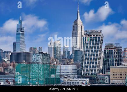 New York, NY - 28. Dezember 2020: Die Skyline von Midtown Manhattan, mit einer Reihe von architektonischen Stilen von Art Deco bis hin zu ultramodernen. Stockfoto