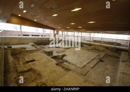 Schöne römische Domus, Chirurgen-Haus oder Villa in Rimini, Italien entdeckt. Im Inneren des Museums sind wunderschöne Mosaiken zu sehen. Mehrere Werkzeuge des Chirurgen Stockfoto