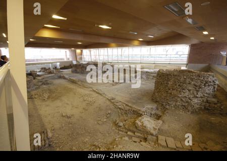 Schöne römische Domus, Chirurgen-Haus oder Villa in Rimini, Italien entdeckt. Im Inneren des Museums sind wunderschöne Mosaiken zu sehen. Mehrere Werkzeuge des Chirurgen Stockfoto