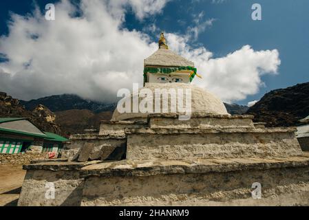 Stupa in der Nähe des Dorfes Dingboche. Weg zum Mount Everest Base Camp - Khumbu Valley - Nepal - okt, 2021. Hochwertige Fotos Stockfoto