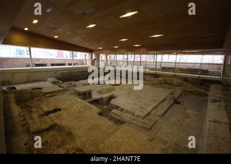 Schöne römische Domus, Chirurgen-Haus oder Villa in Rimini, Italien entdeckt. Im Inneren des Museums sind wunderschöne Mosaiken zu sehen. Mehrere Werkzeuge des Chirurgen Stockfoto