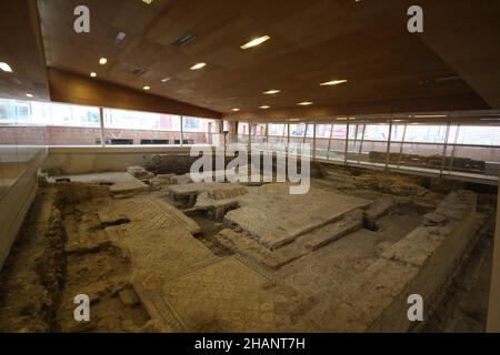 Schöne römische Domus, Chirurgen-Haus oder Villa in Rimini, Italien entdeckt. Im Inneren des Museums sind wunderschöne Mosaiken zu sehen. Mehrere Werkzeuge des Chirurgen Stockfoto