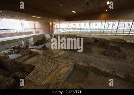 Schöne römische Domus, Chirurgen-Haus oder Villa in Rimini, Italien entdeckt. Im Inneren des Museums sind wunderschöne Mosaiken zu sehen. Mehrere Werkzeuge des Chirurgen Stockfoto