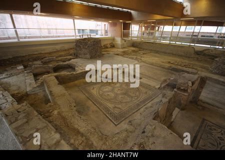 Schöne römische Domus, Chirurgen-Haus oder Villa in Rimini, Italien entdeckt. Im Inneren des Museums sind wunderschöne Mosaiken zu sehen. Mehrere Werkzeuge des Chirurgen Stockfoto