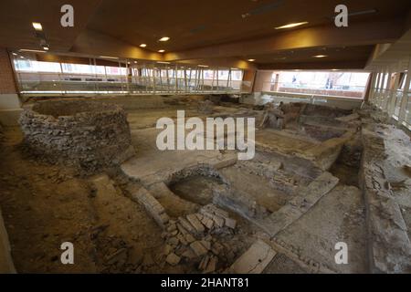 Schöne römische Domus, Chirurgen-Haus oder Villa in Rimini, Italien entdeckt. Im Inneren des Museums sind wunderschöne Mosaiken zu sehen. Mehrere Werkzeuge des Chirurgen Stockfoto