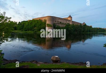 Ansicht des Schlosses Ivangorod in Russland von Estland aus. Stockfoto