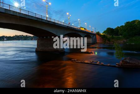 Brücke über den Fluss Narva an der Grenze zwischen Estland und Russland. Stockfoto