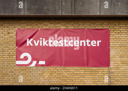 Rotes Schild eines Schnelltestzentrums in Dänemark an einer gelben Ziegelwand, Frederikssund, Dänemark, 14. Dezember 2021 Stockfoto