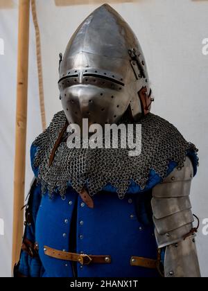 Historische mittelalterliche Rüstungsbüste auf einer Schaufensterpuppe Stockfoto