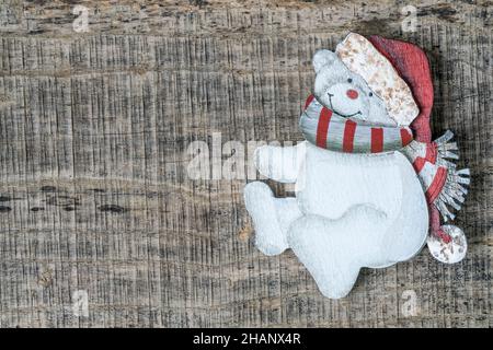 Weihnachten, Noel Hintergrund mit geschnitztem Bär auf Holzfläche mit Kopierfläche. Grußkarte zu Weihnachten oder Neujahr Stockfoto