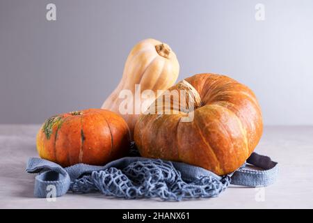 Kürbisse in umweltfreundlicher, wiederverwendbarer Tasche aus recycelten Materialien Stockfoto