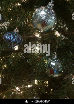 Weihnachtsschmuck an einem Baum Stockfoto