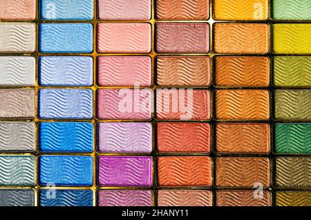 Schönes Spektrum mit Farben von Make-up Lidschatten wie grafische bunte Palette Stockfoto