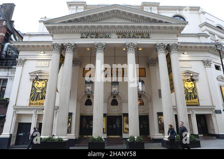 Datei Foto vom 17/01/20 des Lyceum Theatre mit Plakaten aus der Produktion The Lion King in London. Mehrere Shows im West End, darunter der König der Löwen, wurden aufgrund von Ausbrüchen des Coronavirus unter Besetzung und Besatzung gezwungen, Aufführungen abzusagen. Stockfoto