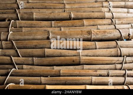 Alter brauner Ton Bambus einfachen Boden oder Bambus Textur Hintergrund für Innen-oder Außenbereich Design Vintage-Ton. Hintergrund mit braunen Bambusstäben. Der Stockfoto