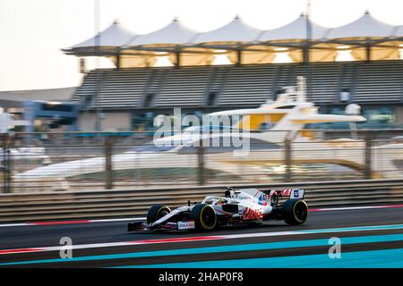 47 SCHUMACHER Mick (ger), Haas F1 Team, Aktion während der 2021 Nachsaison-Tests vom 14. Bis 15. Dezember 2021 auf dem Yas Marina Circuit, in Yas Island, Abu Dhabi - Foto: Antonin Vincent/DPPI/LiveMedia Stockfoto