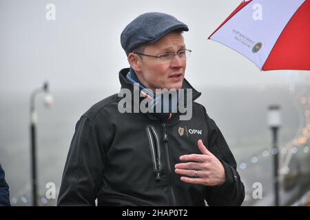 Bantry, West Cork, Irland. 14th Dez 2021. Patrick O'Donovan, Minister für das Amt für öffentliche Arbeiten, war heute in Bantry, um über das Hochwasser-Programm in Bantry zu diskutieren. Kredit: Karlis Dzjamko Nachrichten/Alamy Live Nachrichten Stockfoto