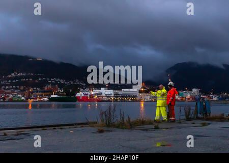 Arbeiter an einem Trockendock auf der alten BMV-Werft in Laksevaag, in der Nähe des Hafens von Bergen, Norwegen. Im Hintergrund sind Jekteviken und Dokkeskjaerskaien Stockfoto