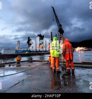 Arbeiter an einem Trockendock auf der alten BMV-Werft in Laksevaag, in der Nähe des Hafens von Bergen, Norwegen. Stockfoto