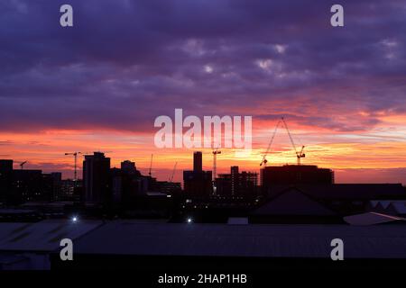 Sunrise in Leeds, hinter den Junction Apartments, die derzeit im Bau sind Stockfoto