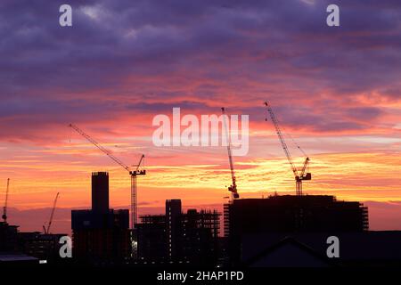 Sunrise in Leeds, hinter den Junction Apartments, die derzeit im Bau sind Stockfoto