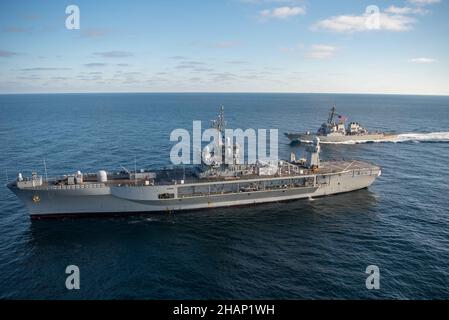 Black Sea, Usa. 12. November 2021. Das amphibische Kommandoschiff USS Mount Whitney der US Navy Blue Ridge-Klasse segelt während einer gemeinsamen Patrouille mit NATO-Verbündeten am 12. November 2021 im Schwarzen Meer neben dem geführten Raketenzerstörer USS Porter der Arleigh Burke-Klasse. Kredit: MC3 Andrew Eder/U.S. Navy/Alamy Live News Stockfoto