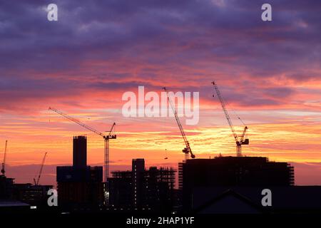 Sunrise in Leeds, hinter den Junction Apartments, die derzeit im Bau sind Stockfoto