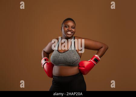 Junge Schwarze Frau Posiert Mit Boxhandschuhen Im Studio Stockfoto