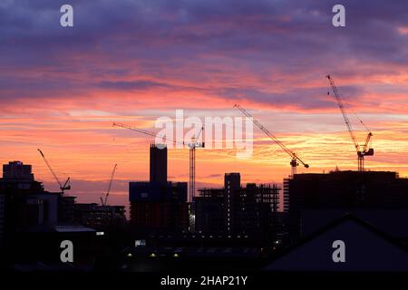 Sunrise in Leeds, hinter den Junction Apartments, die derzeit im Bau sind Stockfoto