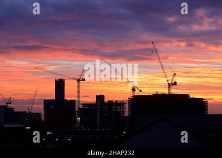 Sunrise in Leeds, hinter den Junction Apartments, die derzeit im Bau sind Stockfoto