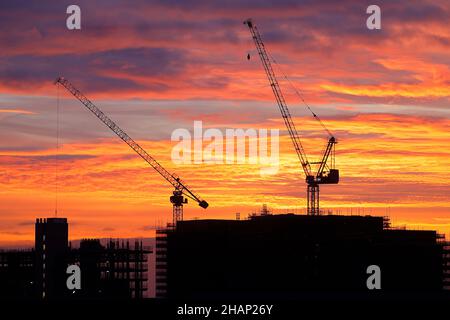 Sunrise in Leeds, hinter den Junction Apartments, die derzeit im Bau sind Stockfoto