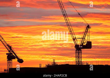 Sunrise in Leeds, hinter den Junction Apartments, die derzeit im Bau sind Stockfoto