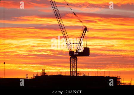 Sunrise in Leeds, hinter den Junction Apartments, die derzeit im Bau sind Stockfoto