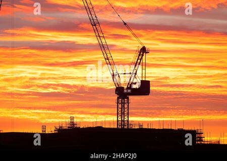 Sunrise in Leeds, hinter den Junction Apartments, die derzeit im Bau sind Stockfoto