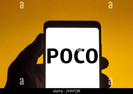 In dieser Abbildung wird ein POCO-Logo auf einem Smartphone angezeigt. Stockfoto