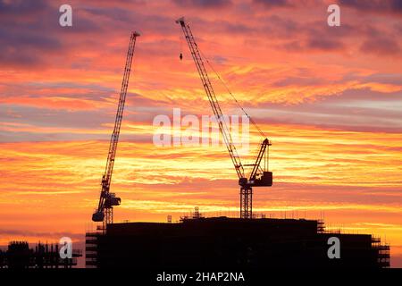 Sunrise in Leeds, hinter den Junction Apartments, die derzeit im Bau sind Stockfoto