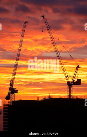 Sunrise in Leeds, hinter den Junction Apartments, die derzeit im Bau sind Stockfoto