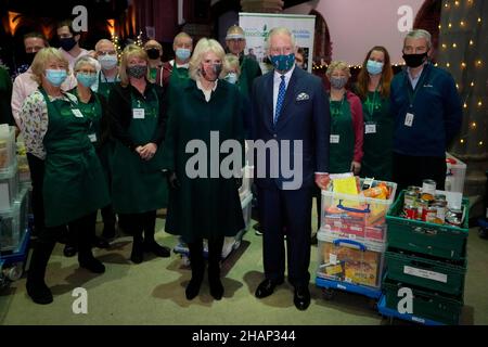 Der Prinz von Wales und die Herzogin von Cornwall mit Freiwilligen bei einem Besuch der Wandsworth Foodbank in der St. Mark's Church in Battersea Rise, London. Bilddatum: Dienstag, 14. Dezember 2021. Stockfoto