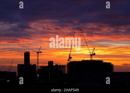 Sunrise in Leeds, hinter den Junction Apartments, die derzeit im Bau sind Stockfoto