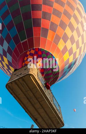 Heißluftballon von unten gesehen. Froschperspektive. Kappadokien, Zentralanatolien, Türkei Stockfoto