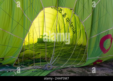 Blick in das Innere eines Heißluftballons während der Deflation nach der Landung. Kappadokien, Zentralanatolien, Türkei Stockfoto