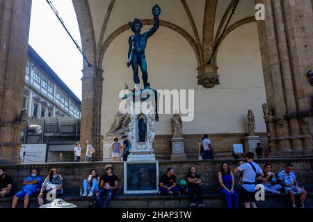 Die Skulptur von Cellini aus Perseo, die den Kopf der Medusa hält. Freilichtmuseum Loggia dei Lanzi, ein Skulpturenmuseum auf der Piazza della Signoria. Stockfoto