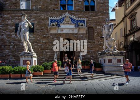 Eintritt in das Museum Palazzo Vecchio mit einer Kopie von David von Michelangelo und einer Statue von Herkules und Cacus. Piazza della Signoria. Florenz. Stockfoto